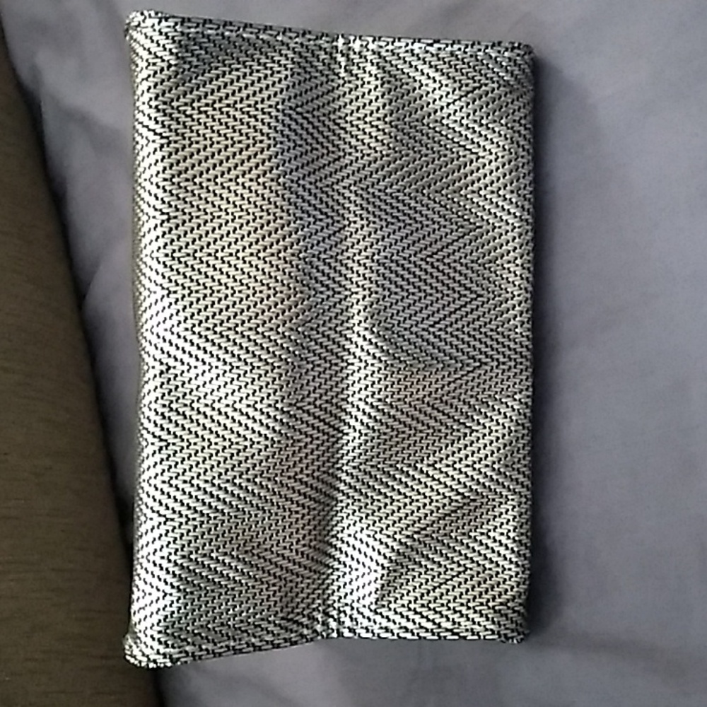 Skin Ceuticals silver makeup bag - Picture 4 of 5